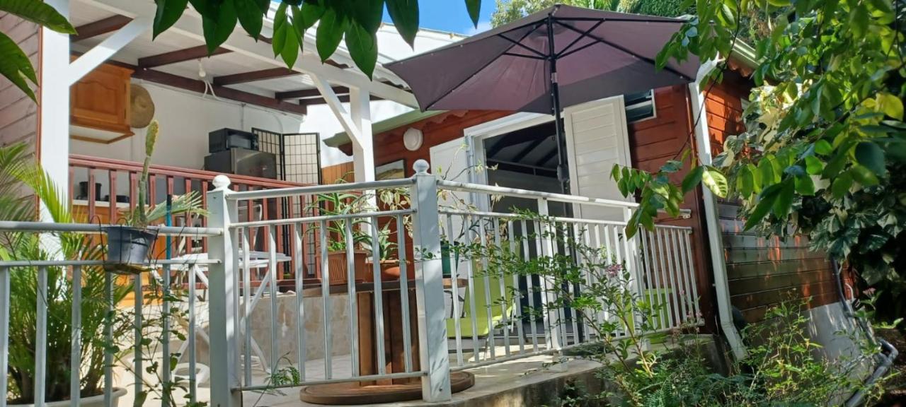 Gite Mamour - Charmant Petit Bungalow A Decouvrir Baillif Exterior foto